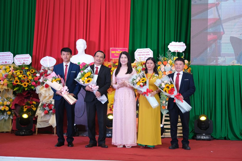 Các nhà giáo tiêu biểu nhận hoa chúc mừng từ Phó chủ tịch UBND tỉnh Đắk Nông.