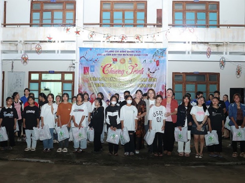 Trường CĐ Quảng Nam trao gần 300 phần quà cho học sinh, sinh viên khó khăn