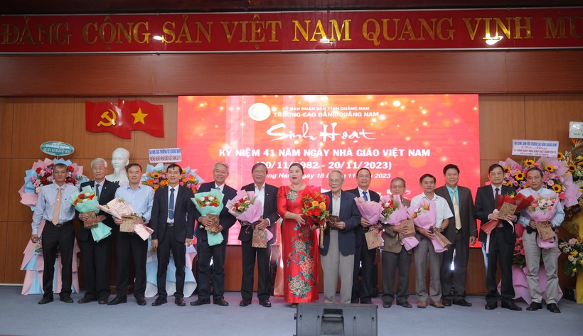 PGS.TS Vũ Thị Phương Anh (áo dài đỏ) - Hiệu trưởng sòng bài trực tuyến
 tặng hoa và quà tri ân các cựu giáo chức. 