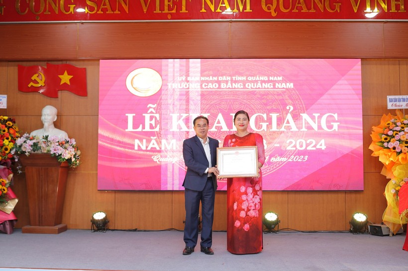 Ông Trần Anh Tuấn - Phó chủ tịch UBND tỉnh Quảng Nam trao bằng khen cho tập thể sòng bài trực tuyến
.