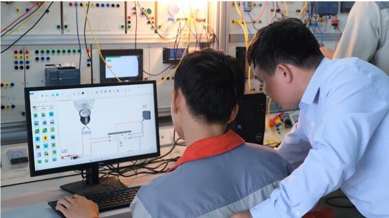Sinh viên thực hành với phần mềm mô phỏng các hệ thống điện trên máy tính.