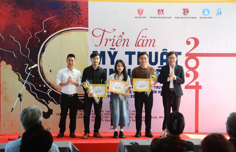 Tuyên dương các sinh viên đạt giải thưởng Sao tháng Giêng cấp ĐH Huế.