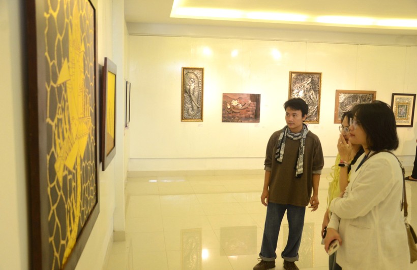Đại biểu, sinh viên tham quan triển lãm.