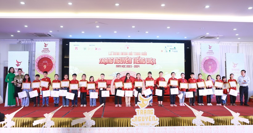 Các thí sinh đạt giải Nhất được vinh danh và trao giải trên sân khấu.