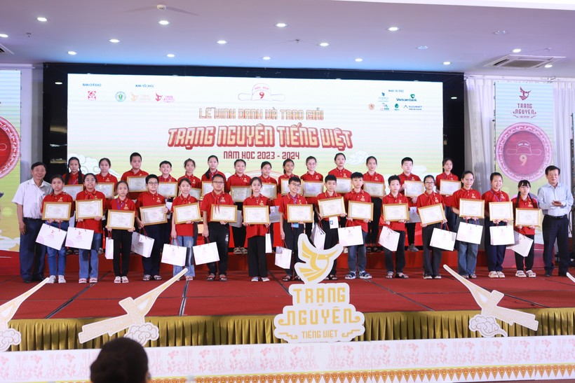 Ban tổ chức vinh danh và trao giải cho các thí sinh đạt giải Nhì.