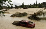Chùm ảnh lũ quét cuốn trôi ô tô sau mưa xối xả ở Tây Ban Nha