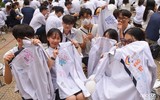 Nữ sinh trường Trần Phú xúc động ngày chia tay cuối cấp ảnh 11
