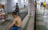 Người Hà Nội xuống hầm đi bộ tập thể dục tránh nắng nóng