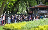 Sĩ tử đội mưa đến Văn Miếu cầu may trước kỳ thi tốt nghiệp THPT