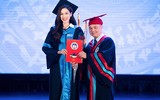 Hoa hậu Đỗ Thị Hà rạng rỡ khoe bằng cử nhân Luật 