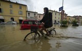 Hình ảnh lũ lụt khủng khiếp tại Italy, 10.000 người phải rời nhà