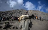 Hàng ngàn người ném gia súc, thực phẩm xuống miệng núi lửa 