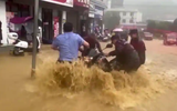 Chùm ảnh mưa lũ tàn phá ghê gớm tại Trung Quốc 