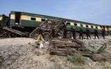 Hiện trường vụ tai nạn tàu hỏa khiến ít nhất 30 người thiệt mạng