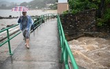 Hình ảnh Hong Kong tê liệt vì lũ lụt sau bão Haikui