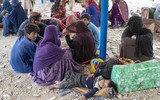 Hình ảnh người Afghanistan ùn ùn rời Pakistan 