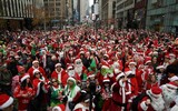 Chùm ảnh đường phố New York đỏ rực hình ảnh ông già Noel 