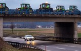 Chùm ảnh nguy cơ tắc nghẽn giao thông cả nước vì nông dân Đức biểu tình