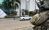 Chùm ảnh các tay súng xông vào đài truyền hình ở Ecuador