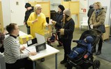 Chùm ảnh cử tri Phần Lan bỏ phiếu vào thời điểm chưa có tiền lệ