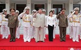 Trang phục tương đồng giữa ông Kim Jong un và con gái nói lên điều gì?