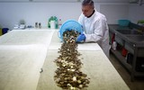 Chùm ảnh: Công dụng những đồng xu được ném xuống đài phun nước Trevi ở Rome