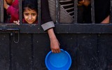 Chùm ảnh người dân Gaza tranh giành thực phẩm trong tuyệt vọng