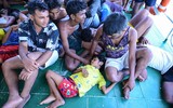 Chùm ảnh cuộc giải cứu người Rohingya đầy kịch tính trên biển