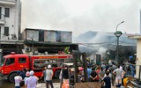 Cháy lan nhiều nhà kho tại Đền Lừ