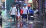 Nhiều tuyến phố của Hà Nội ngập sâu sau trận mưa giải nhiệt 