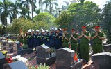 Chiến sĩ PCCC thắp hương tri ân các anh hùng liệt sĩ