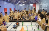 Học sinh hào hứng tham gia trại hè lập trình robot