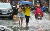 Nhiều tuyến phố ở Hà Nội ngập sâu sau mưa lớn