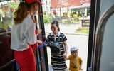 Người Hà Nội xếp hàng dài nhận vé đi xe buýt 2 tầng miễn phí