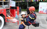 Học sinh, sinh viên Hà Nội trải nghiệm kỹ năng chữa cháy