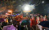 Người dân đội mưa, thức trắng đêm đợi xin ấn đền Trần