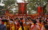 Hàng trăm nam, nữ làng Vân Côn rước kiệu Thánh trong lễ hội lớn nhất 9 năm qua