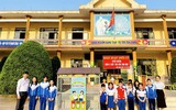 Trở lại trường sau Tết, học sinh miền núi Quảng Trị được thầy cô 'mừng tuổi' 