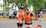 Nắng nóng, người dân Huế và du khách ra sông Hương ‘giải nhiệt’ 