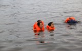 Nắng nóng, người dân Huế và du khách ra sông Hương ‘giải nhiệt’ 