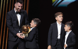 Chùm ảnh Messi cùng con trai rạng rỡ nhận Quả bóng Vàng lần thứ 8 