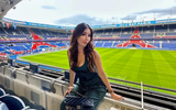 Nữ phóng viên xinh đẹp 'gây sốt' trận derby thành Manchester 
