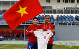 Cầu thủ nữ Việt Nam bịn rịn chia tay HLV Mai Đức Chung 