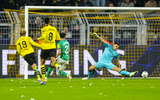 Hình ảnh ‘bãi chiến trường’ khiến trận Dortmund – Newcastle tạm hoãn vài phút