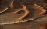 Hình ảnh 'siêu thực' tại giải đua xe trên sa mạc Dakar Rally