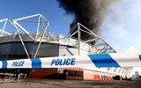 Chùm ảnh: Hỏa hoạn khủng khiếp, trận đấu bóng đá Anh phải hủy