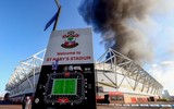 Chùm ảnh: Hỏa hoạn khủng khiếp, trận đấu bóng đá Anh phải hủy