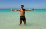 Ronaldo khoe dáng 'chuẩn không cần chỉnh’ ở bãi biển Ả Rập