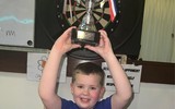Cậu bé 8 tuổi vô địch giải phi tiêu dành cho người lớn