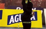 Ngoại hình 'bốc lửa' của nữ cảnh sát bảo vệ sân bóng quyến rũ nhất thế giới 